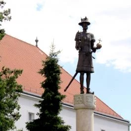 Károly Róbert-szobor Gyöngyös - Egyéb
