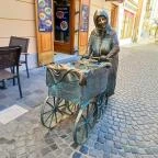 Kati néni szobra Székesfehérvár - Egyéb