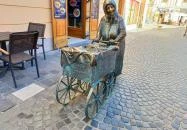 Kati néni szobra Székesfehérvár