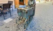 Kati néni szobra Székesfehérvár - Egyéb