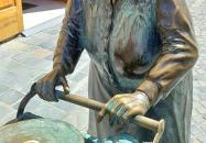 Kati néni szobra Székesfehérvár