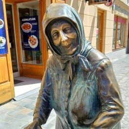 Kati néni szobra, Székesfehérvár - Egyéb