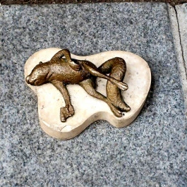Kolodko: Halott mókus miniszobor, Budapest - Külső kép