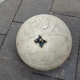 Kolodko: Holdjáró miniszobor, Budapest - Külső kép