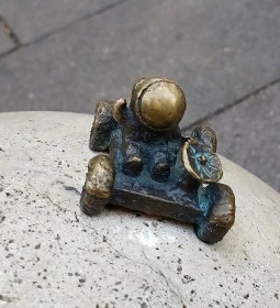 Kolodko: Holdjáró miniszobor
