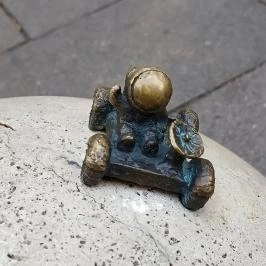 Kolodko: Holdjáró miniszobor, Budapest - Külső kép
