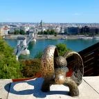 Kolodko: Kockásfülű nyúl miniszobra Budapest - Külső kép