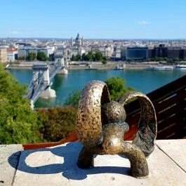 Kolodko: Kockásfülű nyúl miniszobra, Budapest - Külső kép
