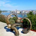 Kolodko: Kockásfülű nyúl miniszobra Budapest - Külső kép