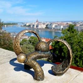 Kolodko: Kockásfülű nyúl miniszobra, Budapest - Külső kép