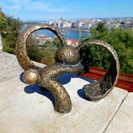 Kolodko: Kockásfülű nyúl miniszobra, Budapest - Külső kép