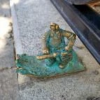 Kolodko: Pénzseprő miniszobor Budapest - Külső kép