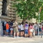 Kolodko: Pénzseprő miniszobor Budapest - Külső kép