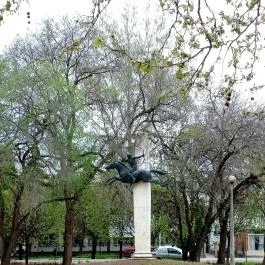 Kun lovas-szobor, Kunhegyes - Egyéb