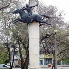 Kun lovas-szobor, Kunhegyes - Egyéb