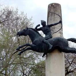 Kun lovas-szobor, Kunhegyes - Egyéb