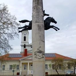 Kun lovas-szobor, Kunhegyes - Egyéb