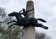 Kun lovas-szobor Kunhegyes