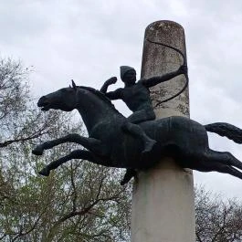 Kun lovas-szobor, Kunhegyes - Egyéb