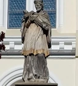 Nepomuki Szent János szobra