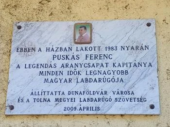 Puskás Ferenc-emléktábla Dunaföldvár