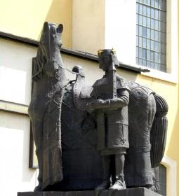 16. legjobb látnivaló: Szent István király lovasszobra