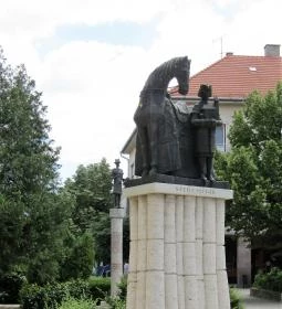 Szent István király lovasszobra