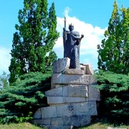 Szent István szobra, Martf? - Külső kép
