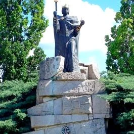 Szent István szobra, Martf? - Külső kép