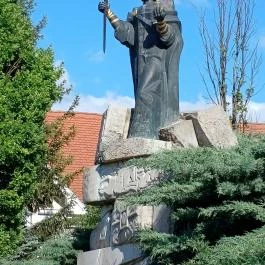Szent István szobra, Martf? - Külső kép