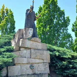 Szent István szobra, Martf? - Külső kép