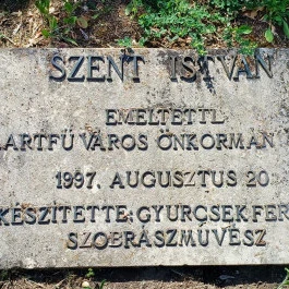 Szent István szobra, Martf? - Külső kép