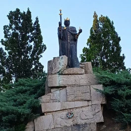 Szent István szobra, Martf? - Külső kép