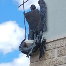 Szent Mihály arkangyal szobra, Budapest - Külső kép