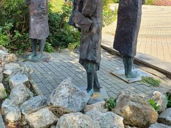 Várakozók szobra Siófok Siófok