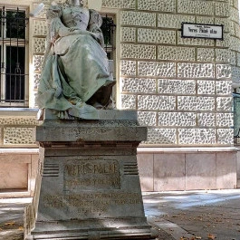 Veres Pálné szobra, Budapest - Külső kép