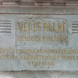 Veres Pálné szobra, Budapest - Külső kép
