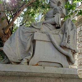 Veres Pálné szobra, Budapest - Külső kép