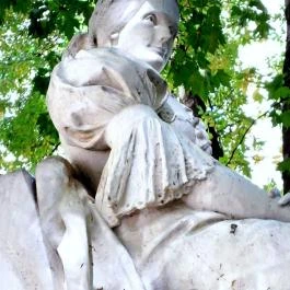 Veres Pálné szobra, Budapest - Külső kép
