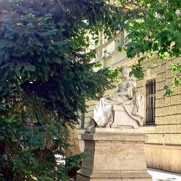 Veres Pálné szobra, Budapest - Külső kép