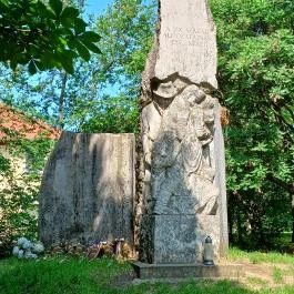 A XX. sz. áldozatainak emlékműve, Kunhegyes - Egyéb