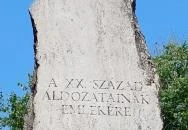 A XX. sz. áldozatainak emlékműve Kunhegyes