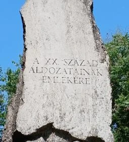A XX. sz. áldozatainak emlékműve