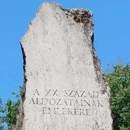 A XX. sz. áldozatainak emlékműve, Kunhegyes - Egyéb