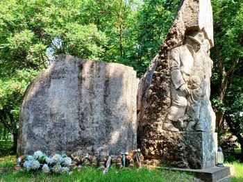 A XX. sz. áldozatainak emlékműve Kunhegyes