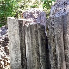 A XX. sz. áldozatainak emlékműve, Kunhegyes - Egyéb