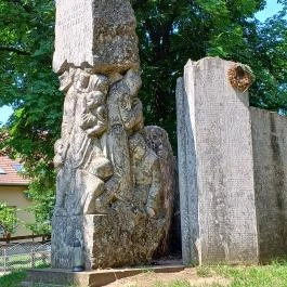 A XX. sz. áldozatainak emlékműve, Kunhegyes - Egyéb