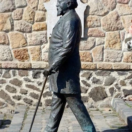 Ybl Miklós szobra Verőce - Külső kép