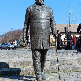 Ybl Miklós szobra Verőce - Külső kép