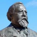 Ybl Miklós szobra Verőce - Külső kép